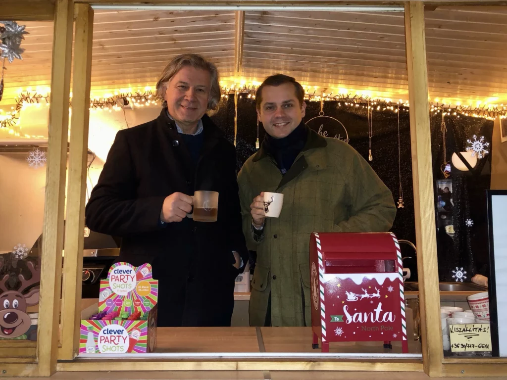 Andreas und Christoph mit Häferl im Punschstand