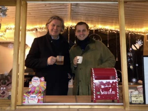 Andreas und Christoph mit Häferl im Punschstand