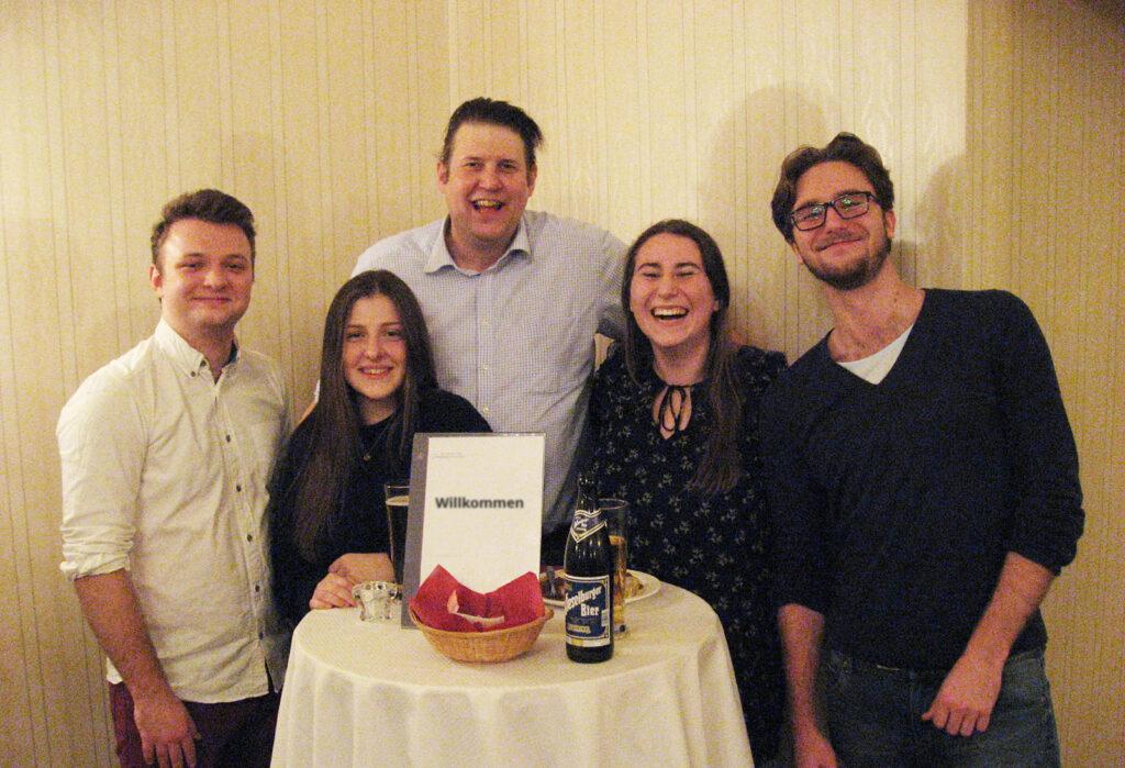 Maturantinnen und Mitglieder im Casino der VeT