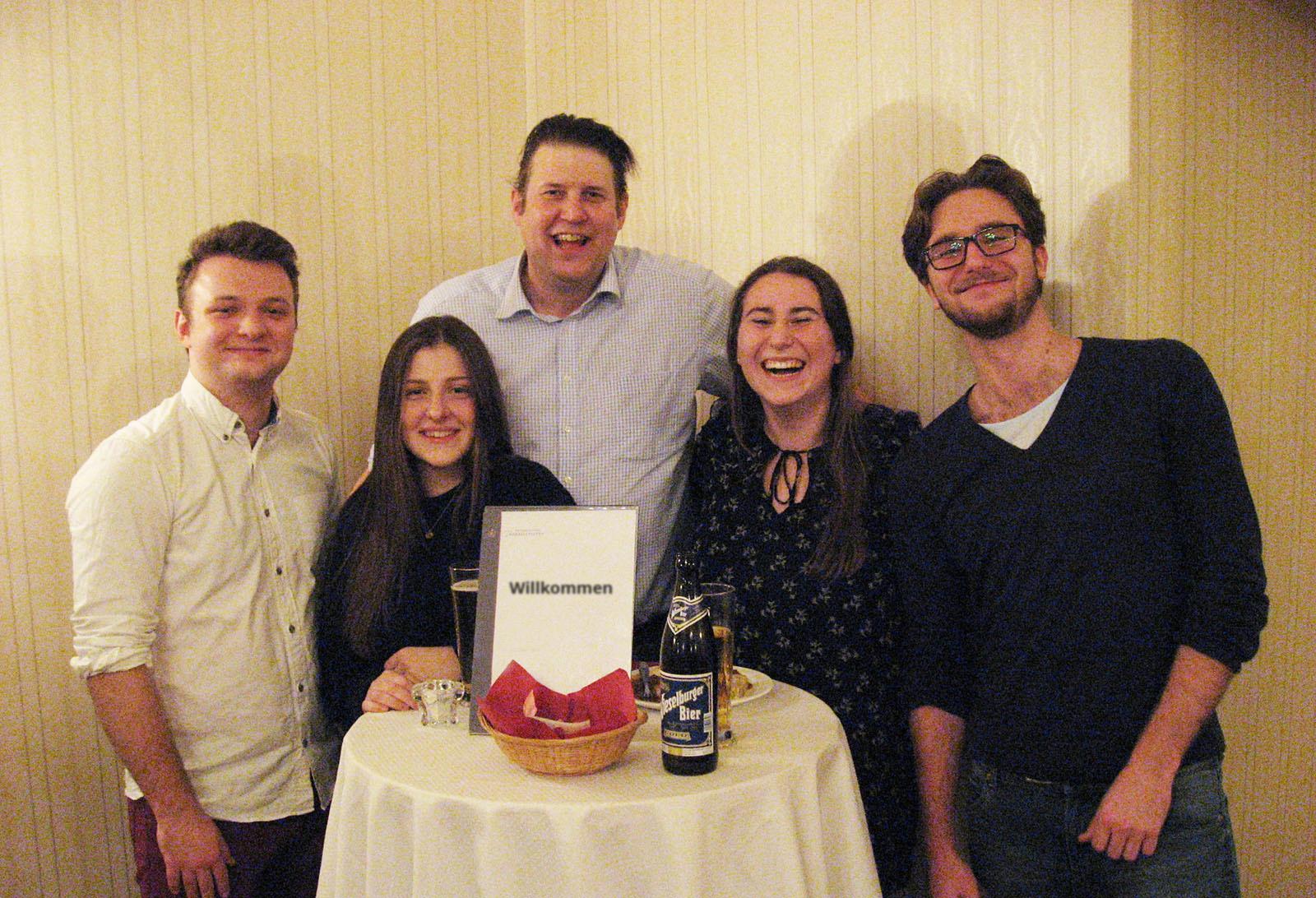 Maturantinnen und Mitglieder im Casino der VeT